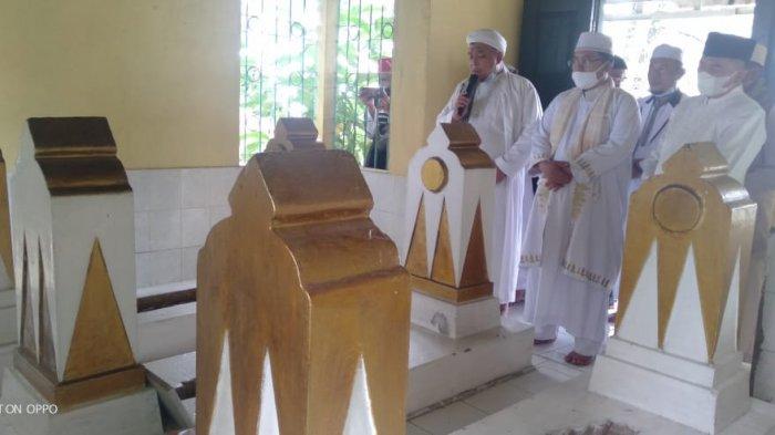 TOKOH AGAMA - Ziarah Sultan Mahmud Badaruddin IV, Djayo Wikramo, RM Fauwaz Diraja SH Mkn bersama tokoh agama dan masyarakat ke komplek pemakaman sultan-sultan di Palembang, Jumat (26/2/2021). (SRIPOKU.COM/MAYA CITRA ROSA)