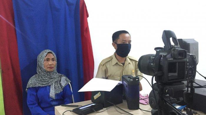 FOTO KTP - Warga Kota Palu berfoto untuk layanan KTP di kantor Dinas Kependudukan dan Catatan Sipil (Disdukcapil) Kota Palu, Jl Balaikota Timur, Kecamatan Palu Selatan, Kota Palu, Sulteng, Senin (25/1/2021). Kantor dinas kependudukan ini melayani sekitar seribu pencetakan dokumen per hari di masa pendemi COVID-19. (TribunPalu.com/Lia_Abas)