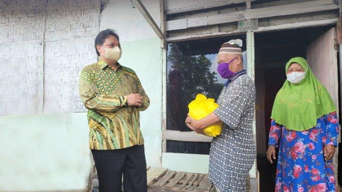 Menteri Koordinator Bidang Perekonomian Airlangga Hartarto mengunjungi Desa Negara Ratu, yang terletak di Kecamatan Natar, Kabupaten Lampung Selatan, Jumat (13/8). Desa tersebut terbukti cukup baik dalam menangani kasus Covid