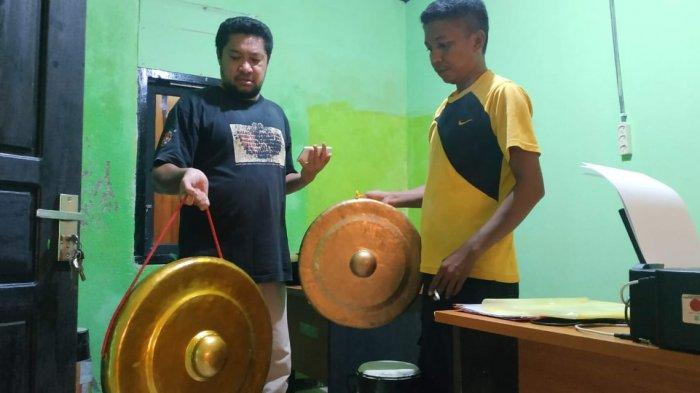 Alat musik yang dibunyikan di atas menara Dengu-dengu Jl Pepakulia, Kelurahan Matano, Kecamatan Bungku Tengah, Sulawesi Tengah.