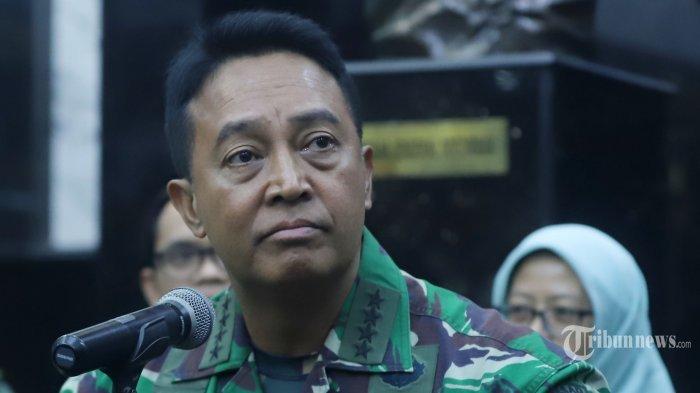 Kepala Staf TNI Angkatan Darat (Kasad) Jenderal TNI Andika Perkasa saat memberikan keterangan terkait polemik taruna Akademi Militer (Akmil) Enzo Zenz Allie di Mabes TNI Angkatan Darat, Jakarta Pusat, Selasa (13/08/2019). TNI AD menyatakan tetap mempertahankan Enzo sebagai taruna Akmil, setelah yang bersangkutan menjalani tes lanjutan dan memperoleh hasil indeks moderasi bernegara sebesar 84 persen.