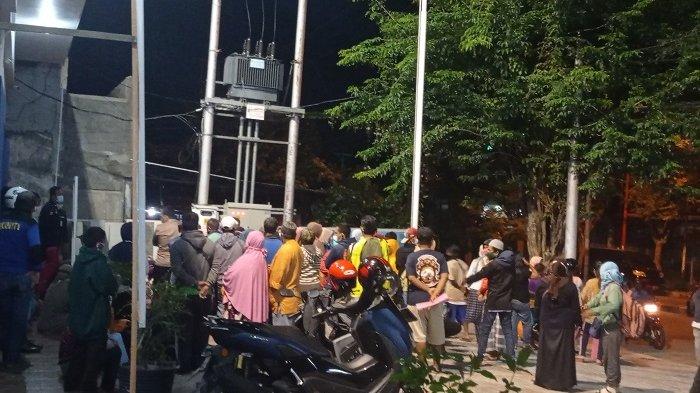 Puluhan warga rela antre sejak subuh demi pencairan BLT UMKM Rp 1,2 juta di BRI Cabang Palu Jl Moh Hatta, Kelurahan Lolu Utara, Kecamatan Palu Selatan, Kota Palu, Kamis (22/4/2021) pukul 05.00 Wita