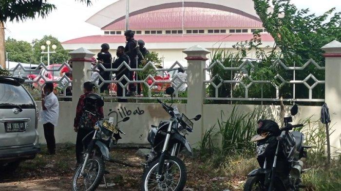 Aparat keamanan siaga di sekitar lokasi pelantikan kepala daerah terpilih di Gedung Jodjokodi Convention Center (JCC) Jl Moh Yamin, Kota Palu, Jumat (26/2/2021) siang.