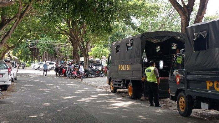 Aparat keamanan siaga di sekitar lokasi pelantikan kepala daerah terpilih di Gedung Jodjokodi Convention Center (JCC) Jl Moh Yamin, Kota Palu, Jumat (26/2/2021) siang.