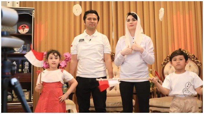 Arumi Bachsin, Emil Dardak, dan kedua anak mereka saat perayaan HUT RI ke-75.