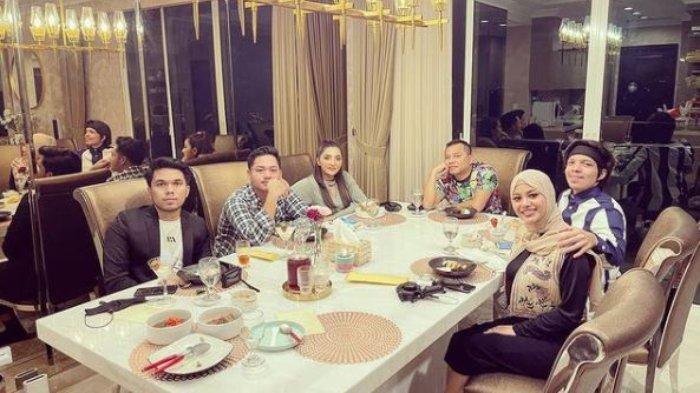 Foto kebersamaan Aurel Hermansyah dan Atta Halilintar dengan keluarga Anang Ashanty sata berbuka bersama.