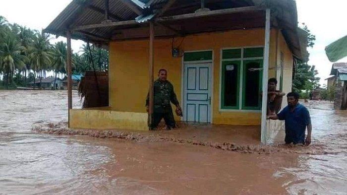 Banjir di Kecamatan Tojo, Kabupaten Tojo Una-una, Sulawesi Tengah, Kamis (18/2/2021)