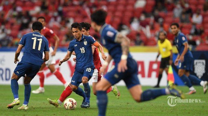 Chanathip Songkrasin dari Timnas Thailand (kedua dari kiri) menguasai bola saat pertandingan leg pertama final sepak bola AFF Suzuki Cup 2020 antara Timnas Indonesia dan Timnas Thailand di National Stadium, Singapura, Rabu (29/12/2021) Desember 2021.