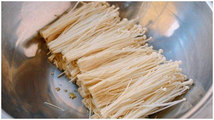 Jamur merupakan salah satu bahan makanan yang sering dijumpai di pasaran. Jenis dari jamur juga cukup banyak, mulai dari jamur tiram, jamur kuping hingga jamur merang. Kandungan nutrisinya juga cukup tinggi. Bahkan pada jamur terdapat protein dalam 70 gram jamur sekitar 2,2 gram. Selain itu jamur juga memiliki kandungan kalium, tembaga dan vitamin D. Olahan jamur kerap di jumpai di berbagai warung makan di Indonesia. Seperti jamur krispi di restoran yang rasanya seperti ingin mengolahnya kembali di rumah.