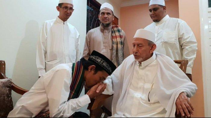 Ustaz Abdul Somad (UAS), saat berkunjung ke Palu, mencium tangan Habib Saqqaf bin Muhammad bin Sayyid Idrus Saqqaf AlJufri.