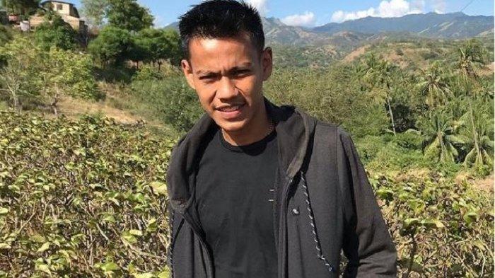 Ilham Shena, pemuda yang selalu mendampingi Rusdi Mastura di kediaman pribadi gubernur terpilih Sulteng, Jl Lagarutu, Kelurahan Tanamodindi, Kecamatan Mantikulore, Kota Palu, Sulawesi Tengah, Jumat (12/2/2021).