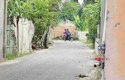 Kesal Diklakson Saat Keluarkan Mobil, Pria Ini Tutup Jalan Umum di Depan Rumahnya Dengan Tembok