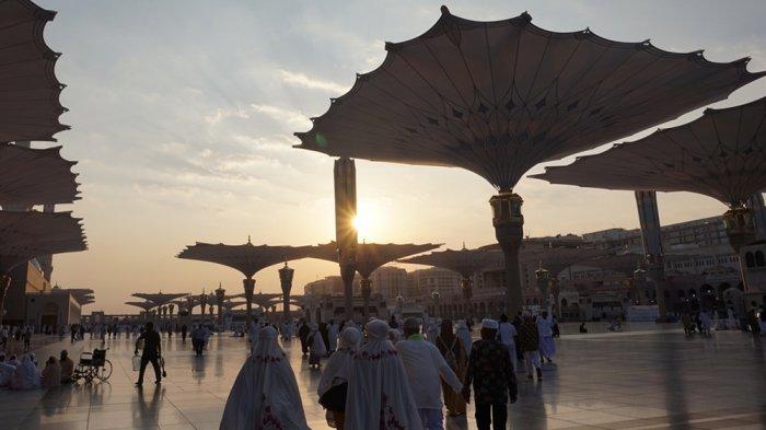 Jemaah umrah asal Indonesia sedang berjalan di pelataran Masjid Nabawi, Madinah, Arab Saudi, Sabtu (11/11/2017).