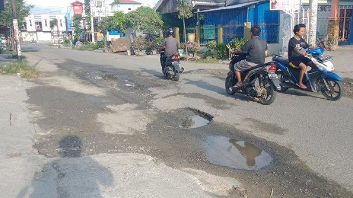 pengendara melintas di Jl Tombolotutu Kelurahan Talise, Kota Palu, Minggu (14/2/2021).