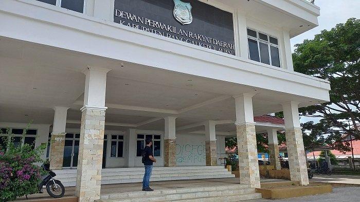 Kantor DPRD Kabupaten Banggai Kepulauan di Jl Bukit Trikora, Kelurahan Salakan, Kecamatan Tinangkung, Sulawesi Selatan, Selasa (30/3/2021).