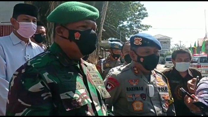 Kapolda Sulteng Irjen Pol Abdul Rakhman Baso (kanan) bersama Danrem 132/Tadulako Brigjen TNI Farid Makruf (kiri) memberikan keterangan soal kontak tembak dengan MIT Poso, Kamis (25/2/2021).