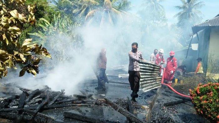 Rumah milik warga di Desa Tirta Sari, Kecamatan Toili, Kabupaten Banggai, Sulawesi Tengah, dilahap si jago merah, Minggu (10/4/2021).