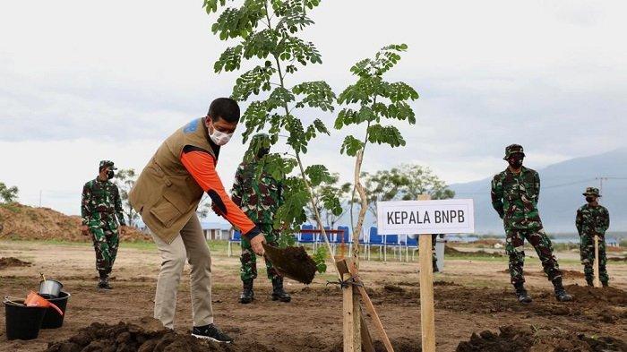 Kepala BNPB Doni Monardo menanam bibit pohon trembesi di wilayah huntap Desa Pombewe, Kecamatan Sigi Biromaru, Kabupaten Sigi, Sulawesi Tengah, Kamis (1/4/2021).