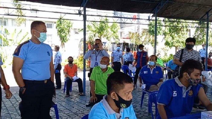 Kepala Kanwil Kemenkumham Sulteng Lilik Sujandi, saat menyambangi Lapas Kelas IIA Palu di kegiatan Vaksinasi Covid-19.