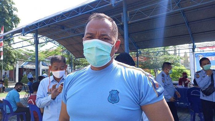 Kepala Kanwil Kemenkumham Sulteng Lilik Sujandi, saat menemui awak media Disela-sela Vaksinasi Covid-19 untuk Warbin dan Narapidana serta tahanan di Lapas Palu.