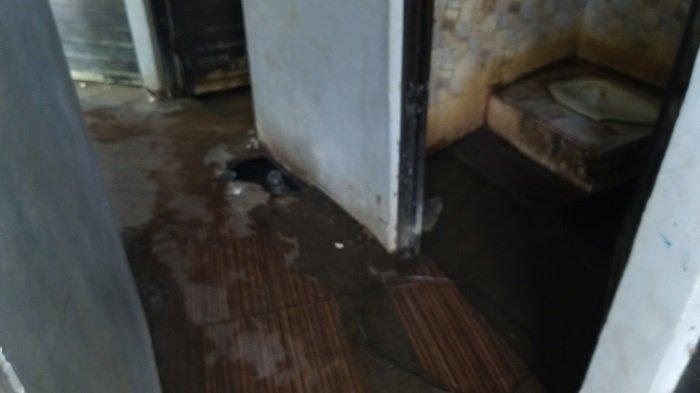 Kondisi toilet di Taman GOR Palu, Kamis (4/3/2021)