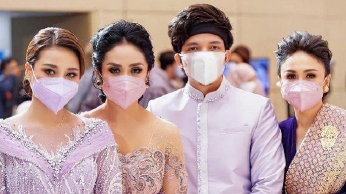 Krisdayanti di acara lamaran Aurel Hermansyah dan Atta Halilintar.