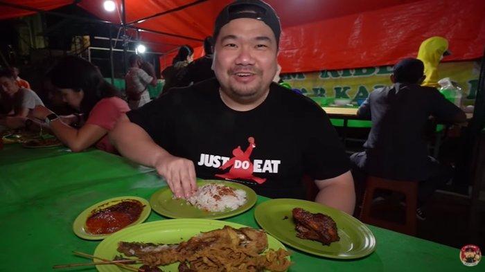 Nex Carlos menikmati di Warung Makan Ribet