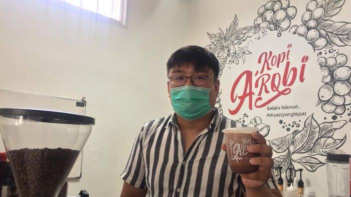 Owner Kedai Kopi A’robi Robby Limantono di Jl Imam Bonjol, Kelurahan Baru, Kecamatan Palu Barat, Kota Palu, Sulawesi Tengah, Senin (11/01/2021).
