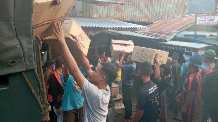Kebakaran di Pasar Simpong, Jl Baru, Kelurahan Simpong, Kecamatan Luwuk, Kabupaten Banggai, Sulawesi Tengah, Kamis (13/5/2021). Sedikitnya 300 pedagang kehilangan tempat berjualan di pasar tersebut.