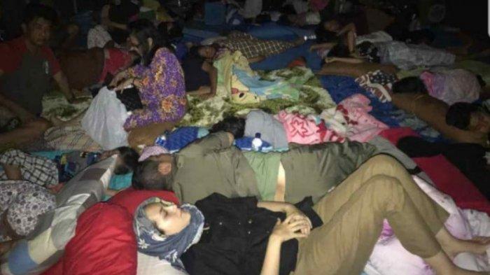 Pasha Ungu bersama Istrinya, Adelia Wilhelmina tidur di tenda pengungsian bersama warga