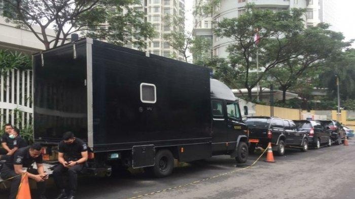 Suasana di luar Hotel Raffles saat mengamankan kedatangan Joko Widodo dan beberapa tokoh penting Tanah Air di pernikahan Atta dan Aurel