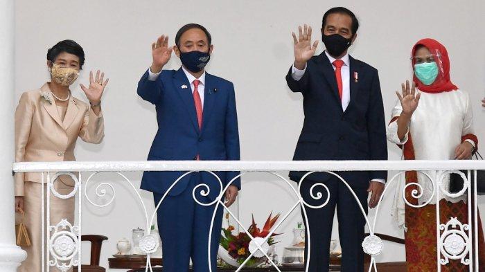 Presiden Joko Widodo didampingi Ibu Negara Iriana Joko Widodo menyambut kunjungan PM Jepang Yoshihide Suga beserta Ibu Mariko Suga di Istana Kepresidenan Bogor, Selasa (20/10/2020)