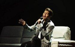Mark Natama sedang menyanyikan lagu Gangga berjudul 'Blue Jeans' di TOP 6 Indonesian Idol musim 11, Senin (8/3/2021).