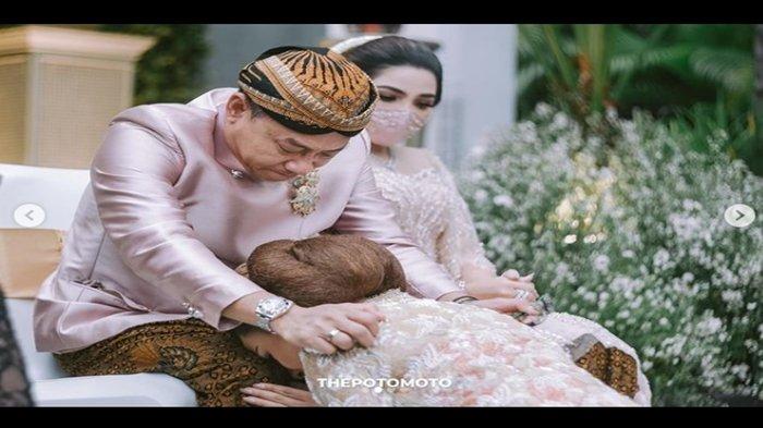 Prosesi Aurel meminta restu pada Anang Hermansyah
