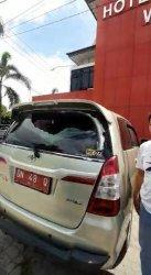 Kendaraan dinas milik Pemerintah Kabupaten (Pemkab) Banggai, Sulawesi Tengah dilempar orang tidak dikenal di Kota Palu, Sulawesi Tengah.