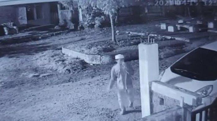 Seorang remaja mencuri handphone di rumah warga BTN Puskud Blok B1 Nomor 11, Kelurahan Palupi, Kecamatan Tatanga, Kota Palu, Sulawesi Tengah, terekam CCTV, Sabtu (17/4/2021).