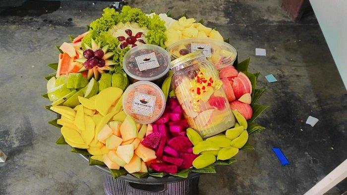 Menu Rujak Bangkok Palu di Jl I Gusti Ngurah Rai Kelurahan Tatura Selatan, Kecamatan Palu Selatan, Kota Palu.