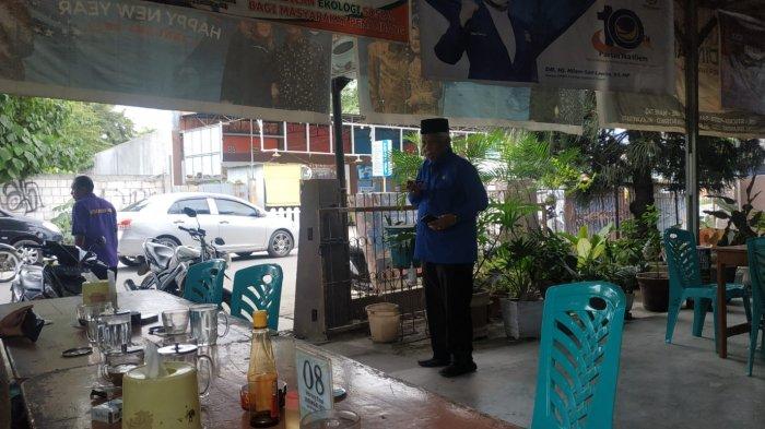 Syamsuddin Said, ayah Pasha Ungu menyapa pengunjung Warung Kopi (Warkop) di Jl Masjid Raya, Kelurahan Lolu Utara, Kecamatan Palu Selatan, Kota Palu, Sulawesi Tengah, Selasa (25/1/2022).