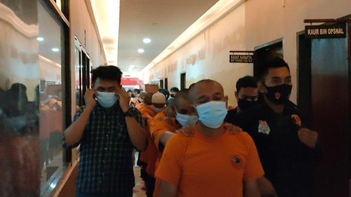 Tersangka kasus pengeroyokan hingga menewaskan Maman saat diamankan di Mapolres Garut, Selasa (26/10/2021)