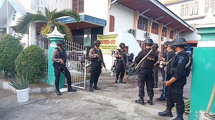 Tim Penjinak Bom (Jibom) Kepolisian Daerah (Polda) Sulawesi Tengah melakukan sterilisasi sejumlah gereja di Kota Palu, Kamis (1/4/2021) sore.