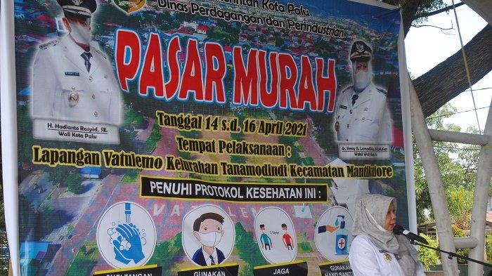 Wawali Reny A Lamadjido saat memberikan sambutan dan membuka secara resmi kegiatan pasar murah di Lapangan Vatulemo Palu, Rabu (14/4/2021) siang.