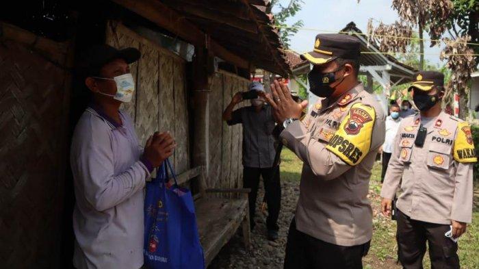 Kapolres Pemalang AKBP Ronny Tri Prasetyo Nugroho, door to door, mendatangi rumah warga mengajak masyarakat untuk ikut vaksinasi, sembari memberikan bantuan sembako di Desa Banjarmulya, Kabupaten Pemalang.