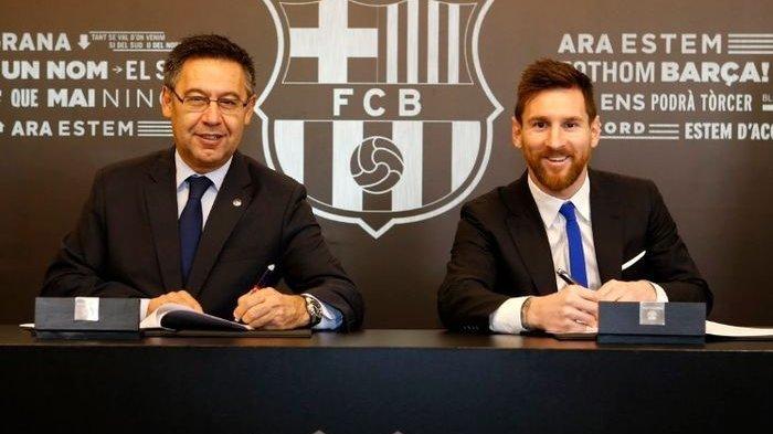 Presiden Barcelona, Josep Maria Bartomeu, duduk bersebelahan dengan Lionel Messi yang menandatangani kontrak baru pada November 2017.