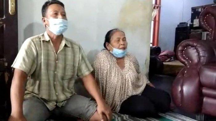 Keluarga korban, Ananda Rahel Pratama yang meninggal dunia setelah divaksin di SMAN 1 Kencong, Jember, Jatim.
