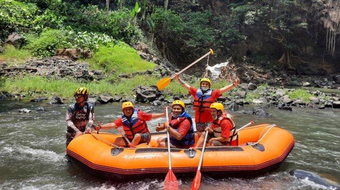 Wisatawan menikmati rafting di aliran Curung Bengkawah (Cubeng) di Desa Sikasur, Kabupaten Pemalang, Jawa Tengah.