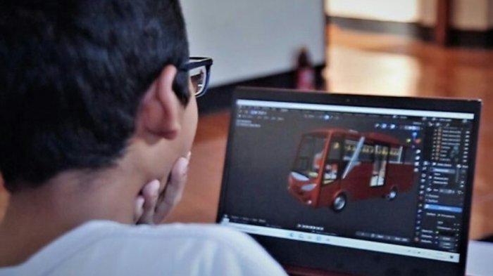 Maratama Arizka Putra (14), siswa kelas 8 SMP IT Lukman Al Hakim, Slawi, yang memiliki keahlian dan kreatifitas unik menyulap kardus bekas menjadi aneka miniatur kendaraan serta bakat seni lainnya, saat sedang membuat salah satu karya.