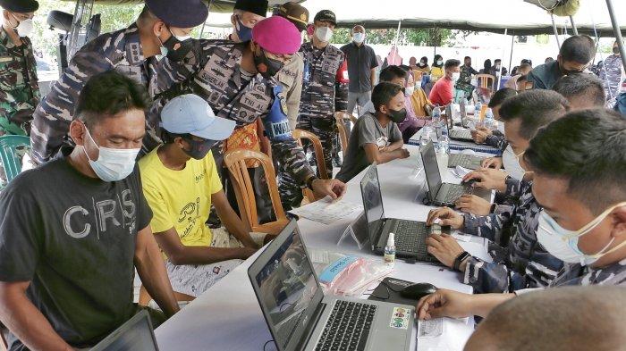 Wadirlat Armada Jaya XXXIX/2021 Brigjen TNI (Mar) Suherlan saat meninjau vaksinasi yang dipusatkan di Puskemas Karimunjawa merupakan rangkaian dari Latihan latihan lanjutan Armada Jaya XXXIX/2021 yang melibatkan Komando Pembinaan Doktrin, Pendidikan, dan Latihan TNI AL (Kodiklatal), Komando Armada (Koarmada) II, serta Pusat Penerbangan Angkatan Laut (Puspernebal), Jumat (13/8/2021). Kegiatan vaksinasi dilaksanakan selama dua hari dari Jumat (13/8/2021) hingga Sabtu (14/8/2021). Selain vaksinasi warga juga mendapatkan sembako gratis.