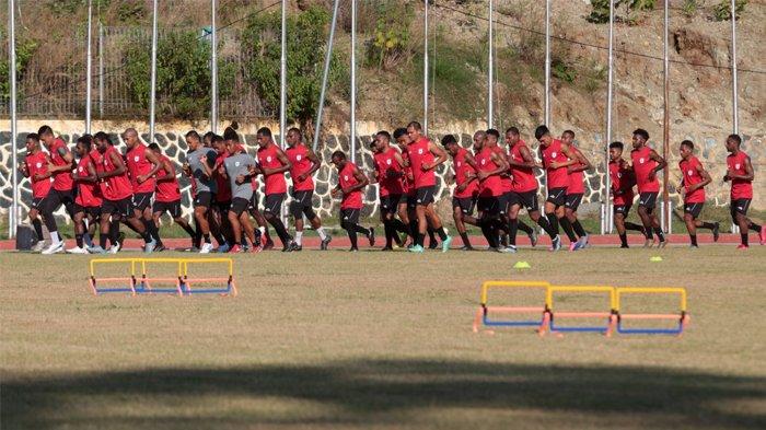 Oktovianus Maniani terlihat mengikuti sesi latihan bersama Persipura di Lapangan Mahachandra Universitas Cenderawasih, Waena, Kota Jayapura, Papua, Selasa (5/7/2022).
