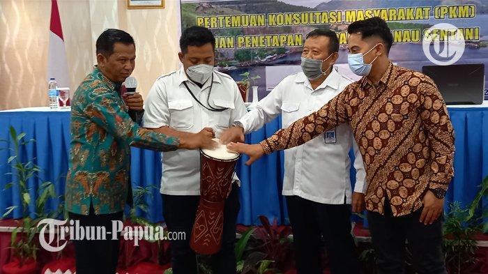 Wakil Bupati Jayapura, Giri Wijayantoro saat membuka pertemuan Konsultasi Masyarakat (PKM) kajian penetapan Sepadan Danau sentani, di Hotel Horex, Sentani, Kabupaten Jayapura, Papua, Kamis (07/04/2022).