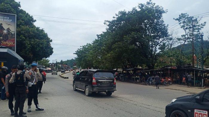 Kondisi lalu lintas di wilayah Expo Waena, Kota Jayapura, terlihat masih lancar. Aparat gabungan TNI-Polri bersiaga dalam aksi demo tolak DOB di Kota Jayapura, Jumat (1/4/2022)